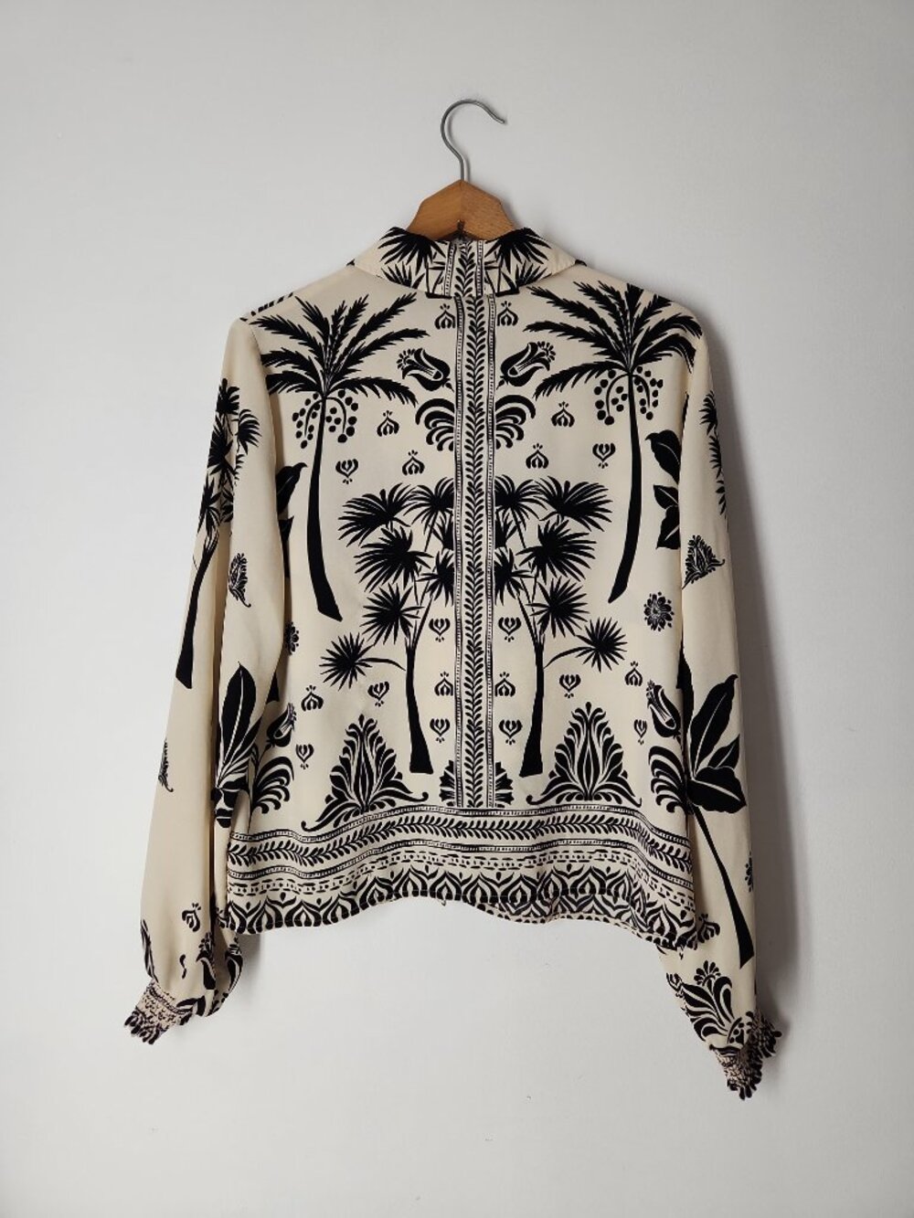 CABI Marrakesh Blouse Cream Black palm tropical floral borders  Sz M #6625 - Picture 3 of 13
